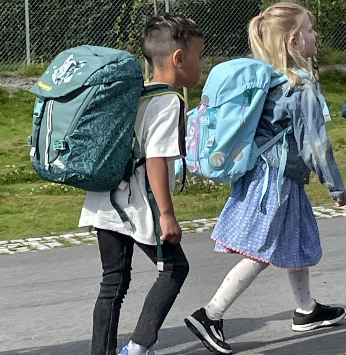 en person og en person som går en person og en person som går