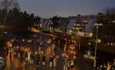 en gruppe mennesker som holder lys