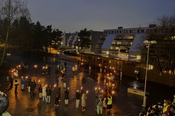 en gruppe mennesker som holder lys