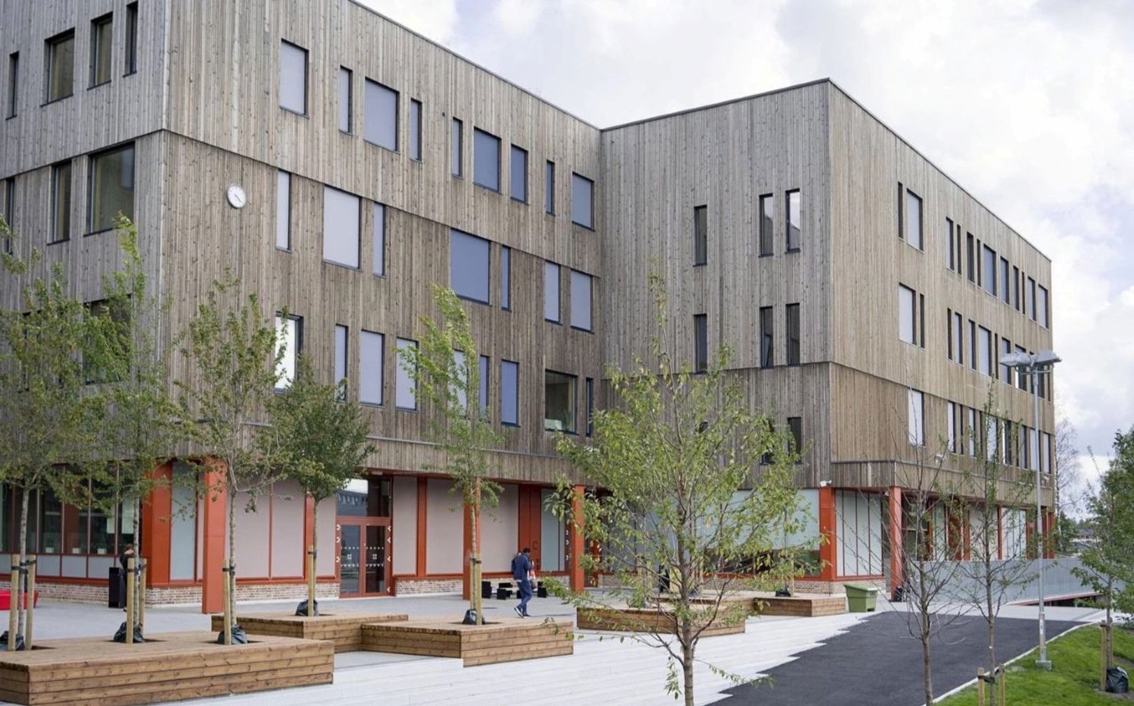 En bygning med trær foran En bygning med trær foran