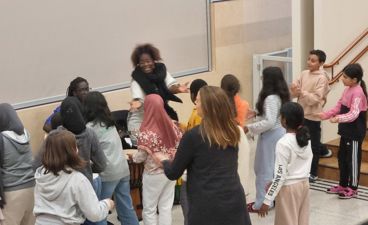 en gruppe personer i et rom