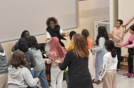 en gruppe personer i et rom