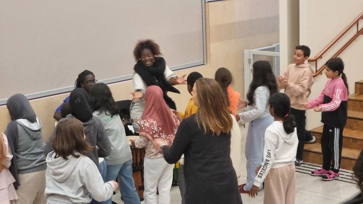 en gruppe personer i et rom en gruppe personer i et rom