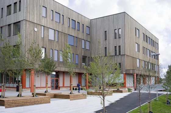 en bygning med trær foran