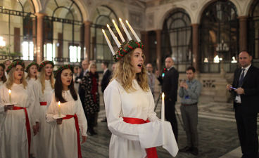en gruppe mennesker i en kirke