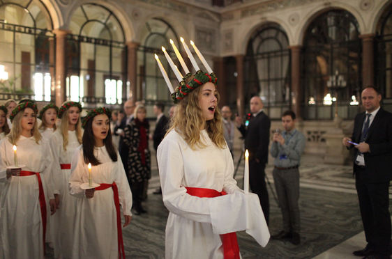 en gruppe mennesker i en kirke