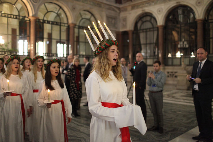 en gruppe mennesker i en kirke