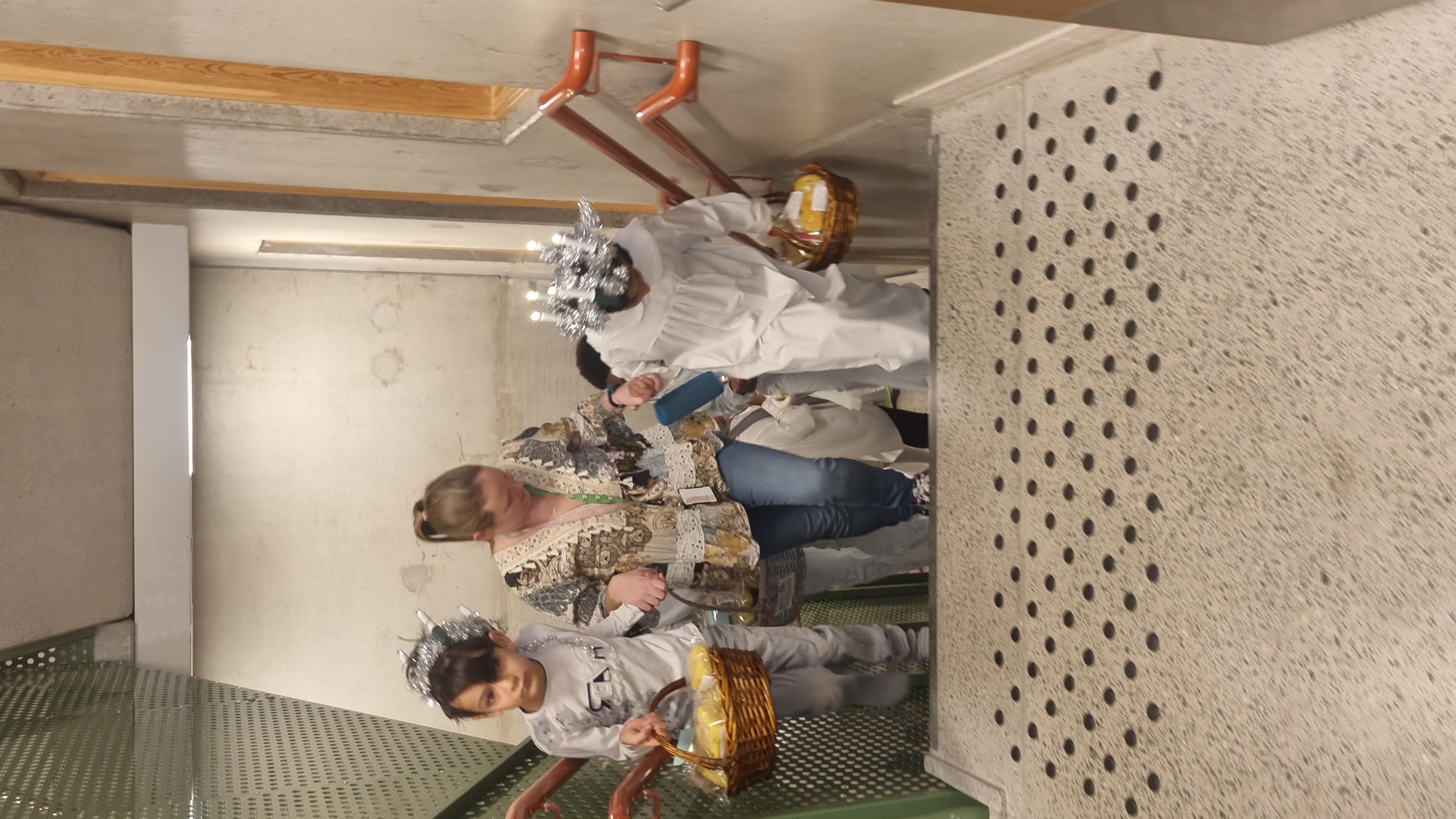 En person og et barn i et rom med kurver og speil