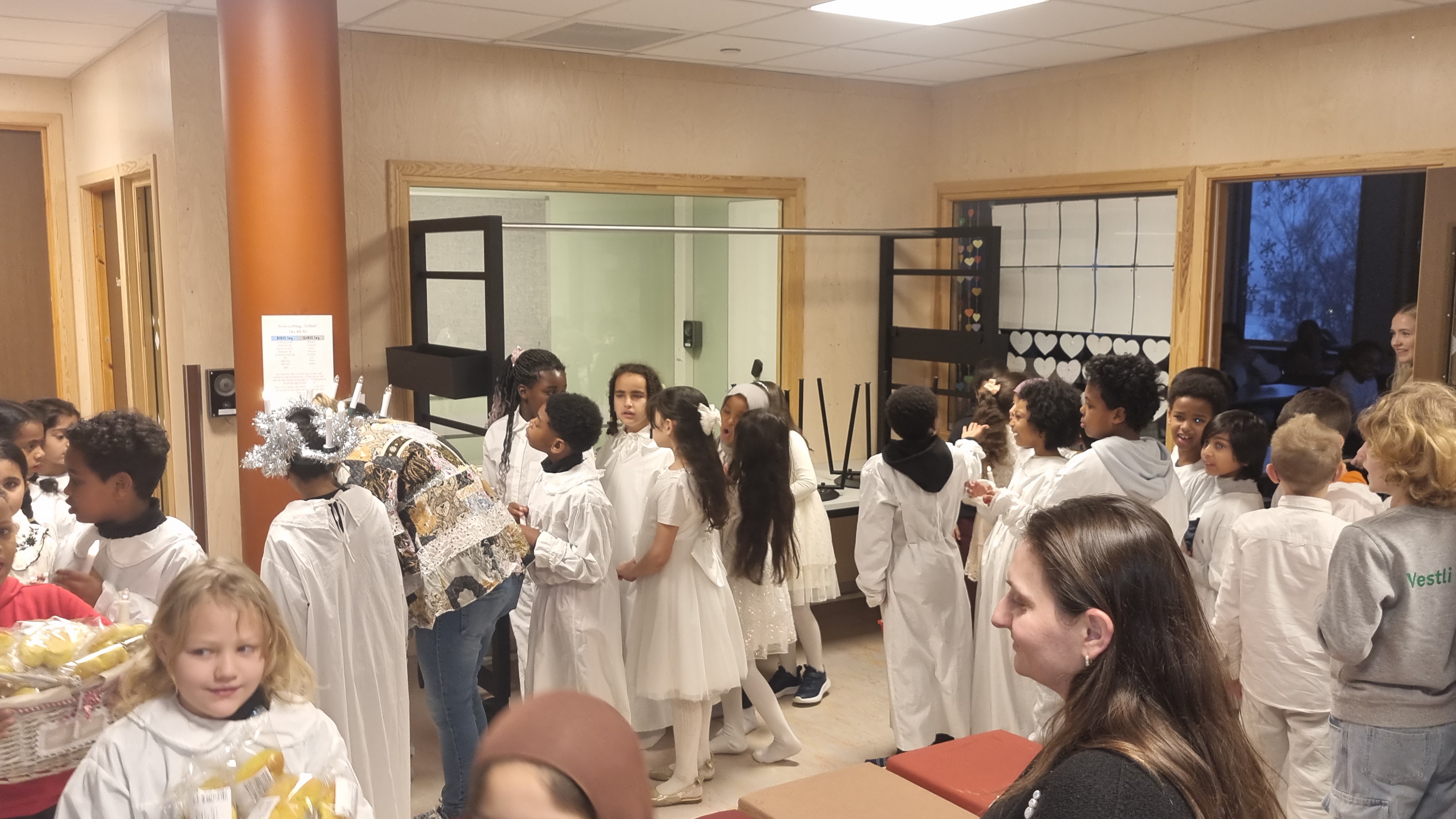 en gruppe mennesker i et rom