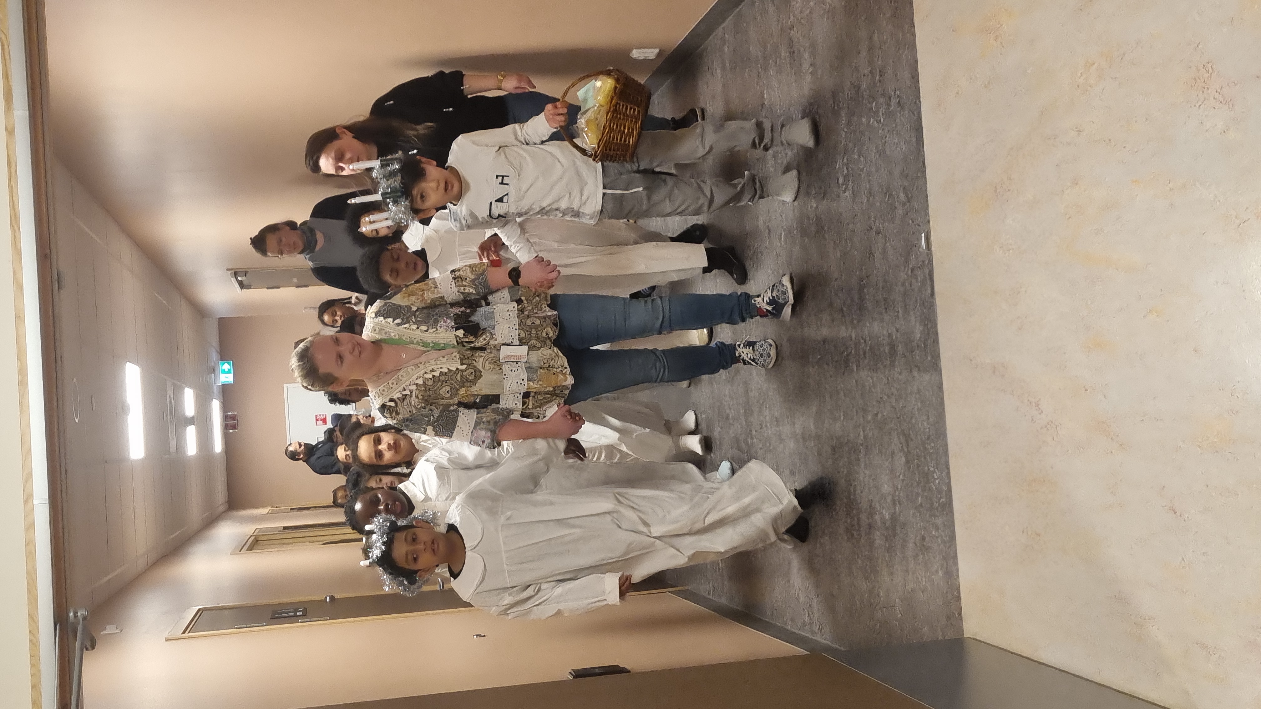 en gruppe mennesker som poserer for et bilde