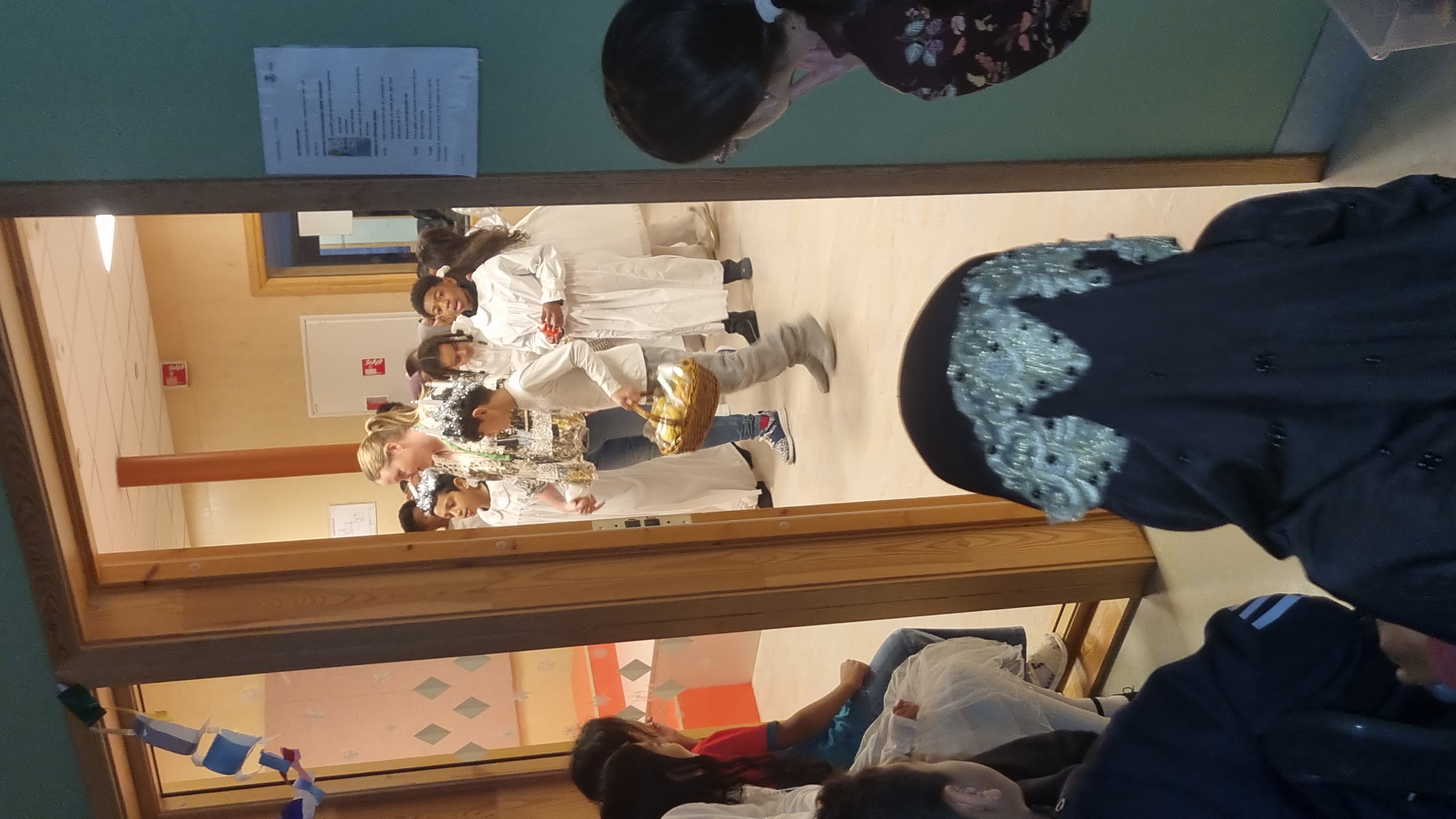 En gruppe mennesker i hvite kapper