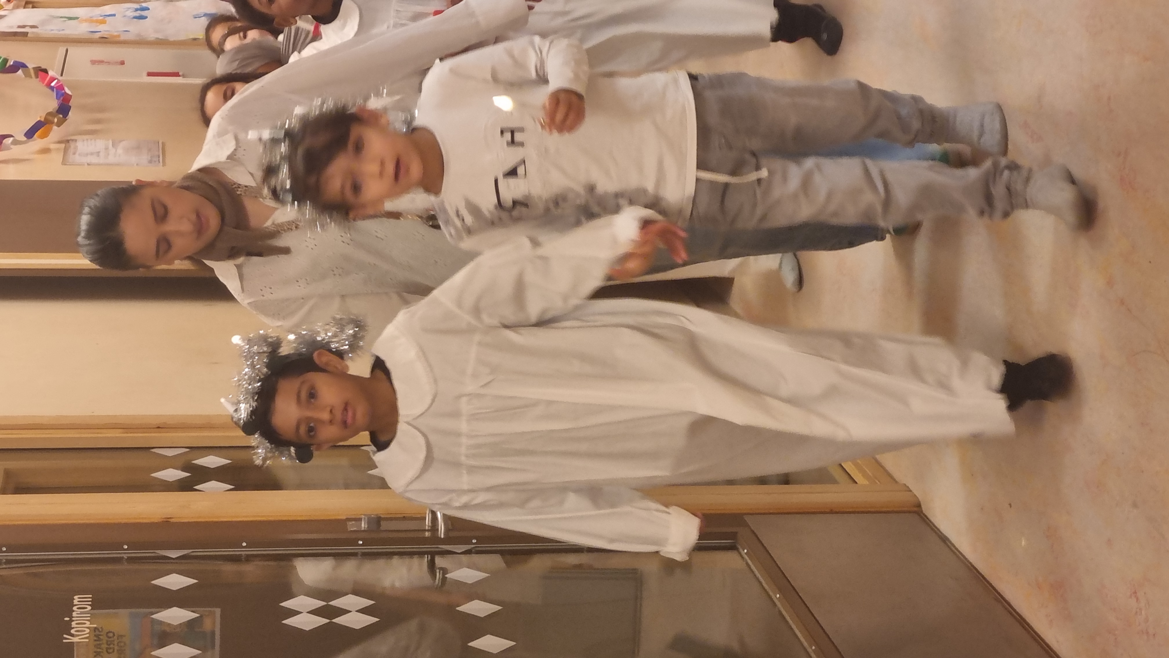 En person og et barn i hvitt