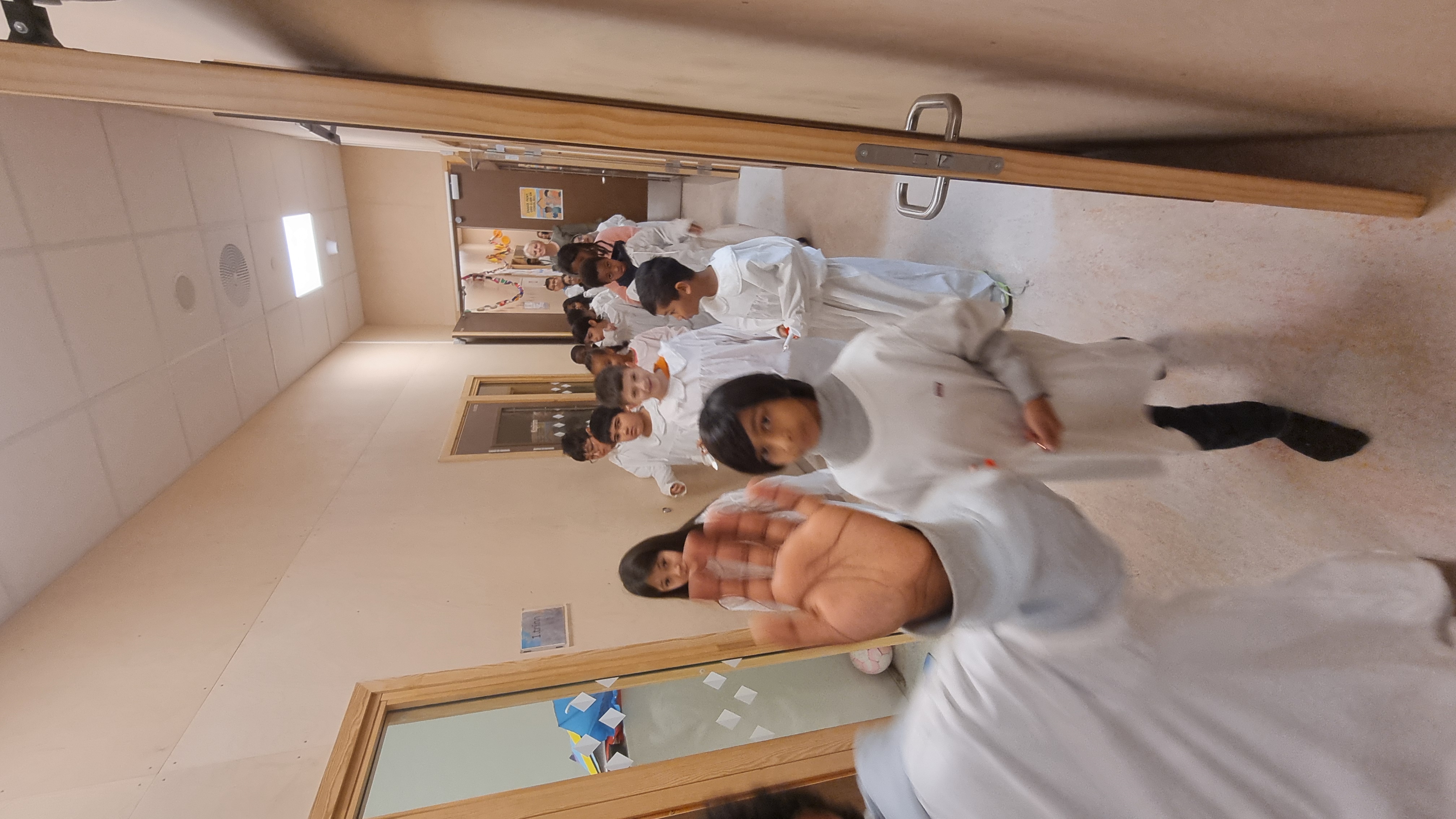 en gruppe mennesker i hvite uniformer