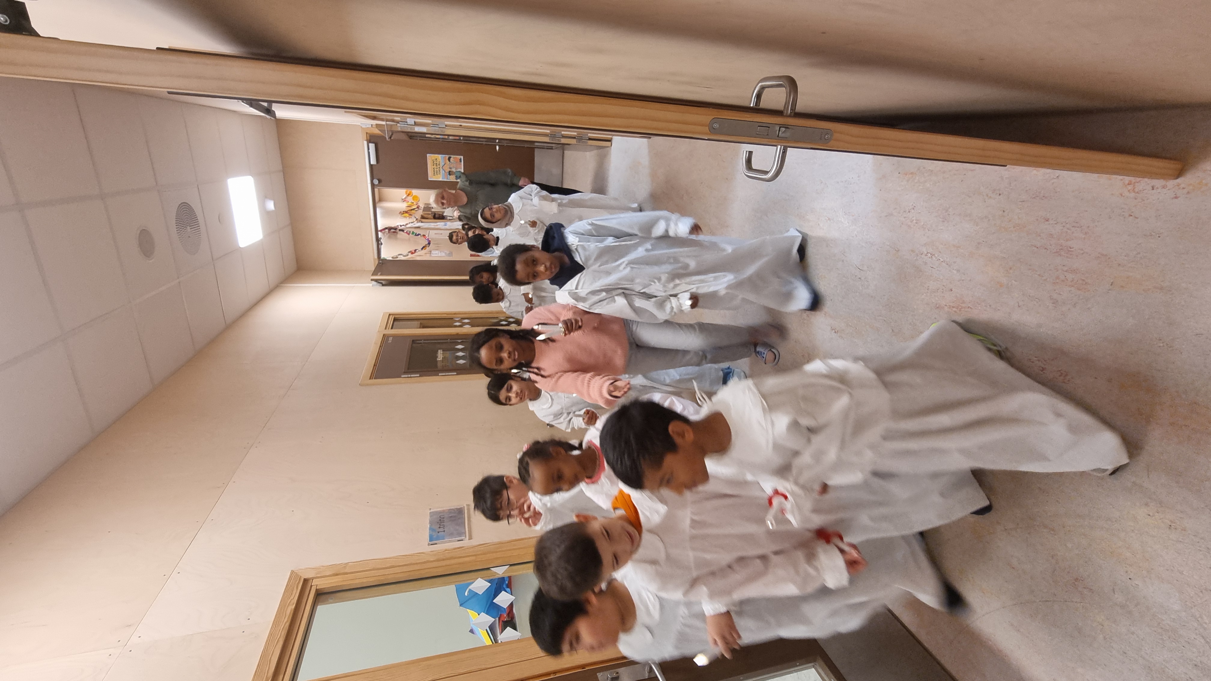 En gruppe barn i hvite kapper