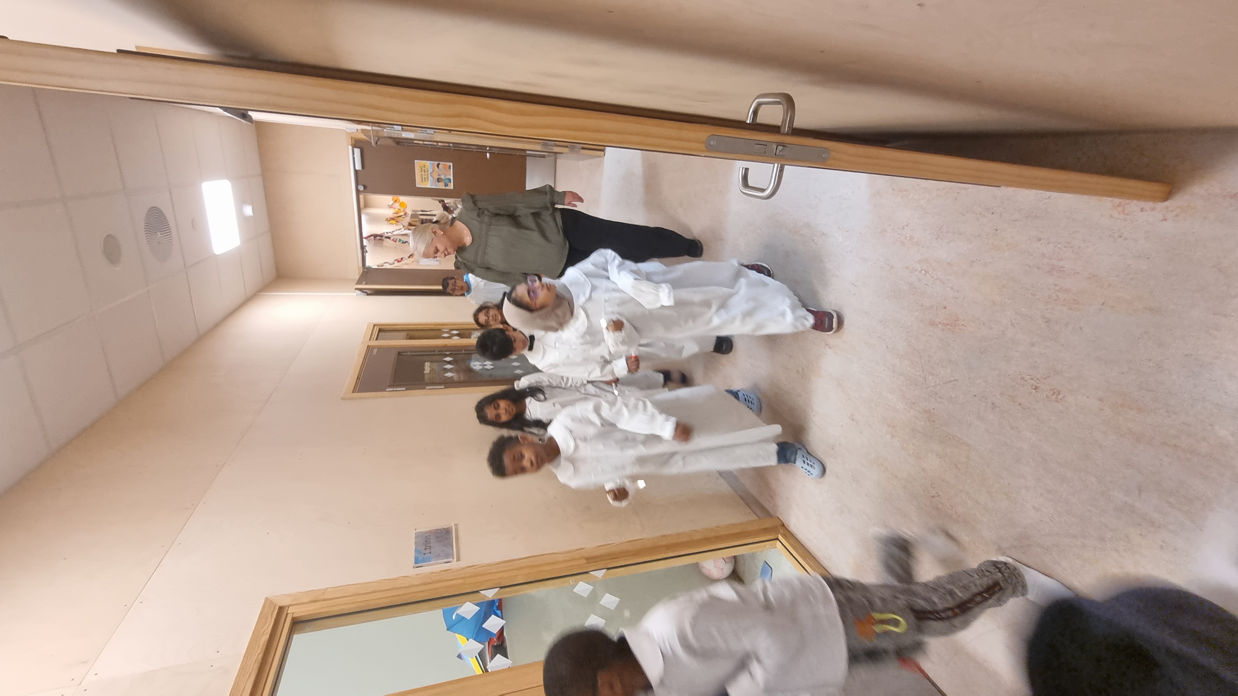 En gruppe mennesker i hvite frakker