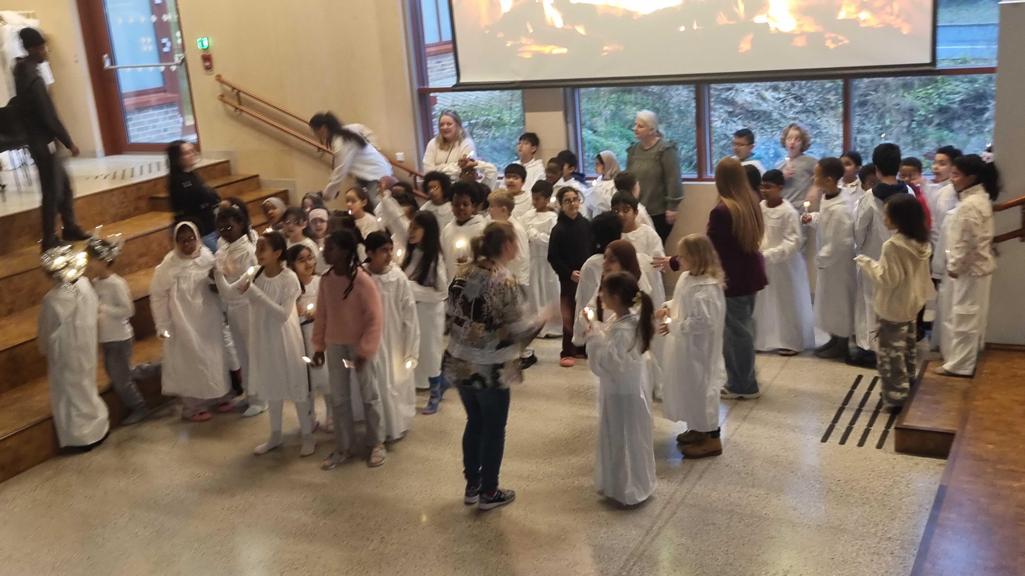 En gruppe mennesker i hvite kapper