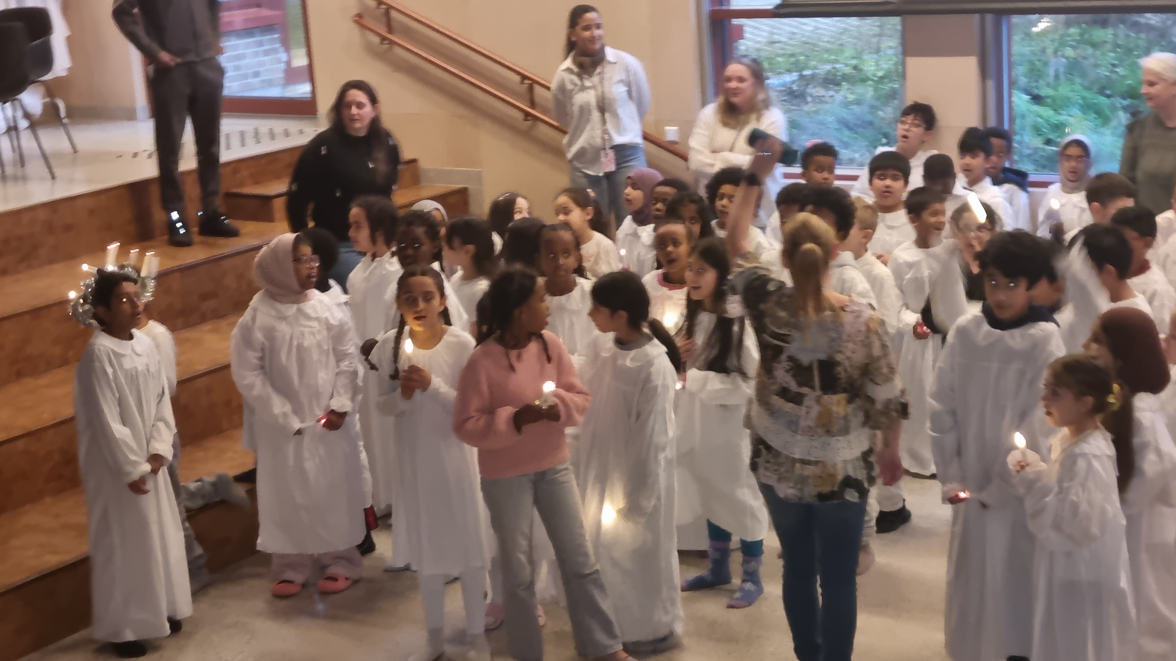 En gruppe mennesker i hvite kapper