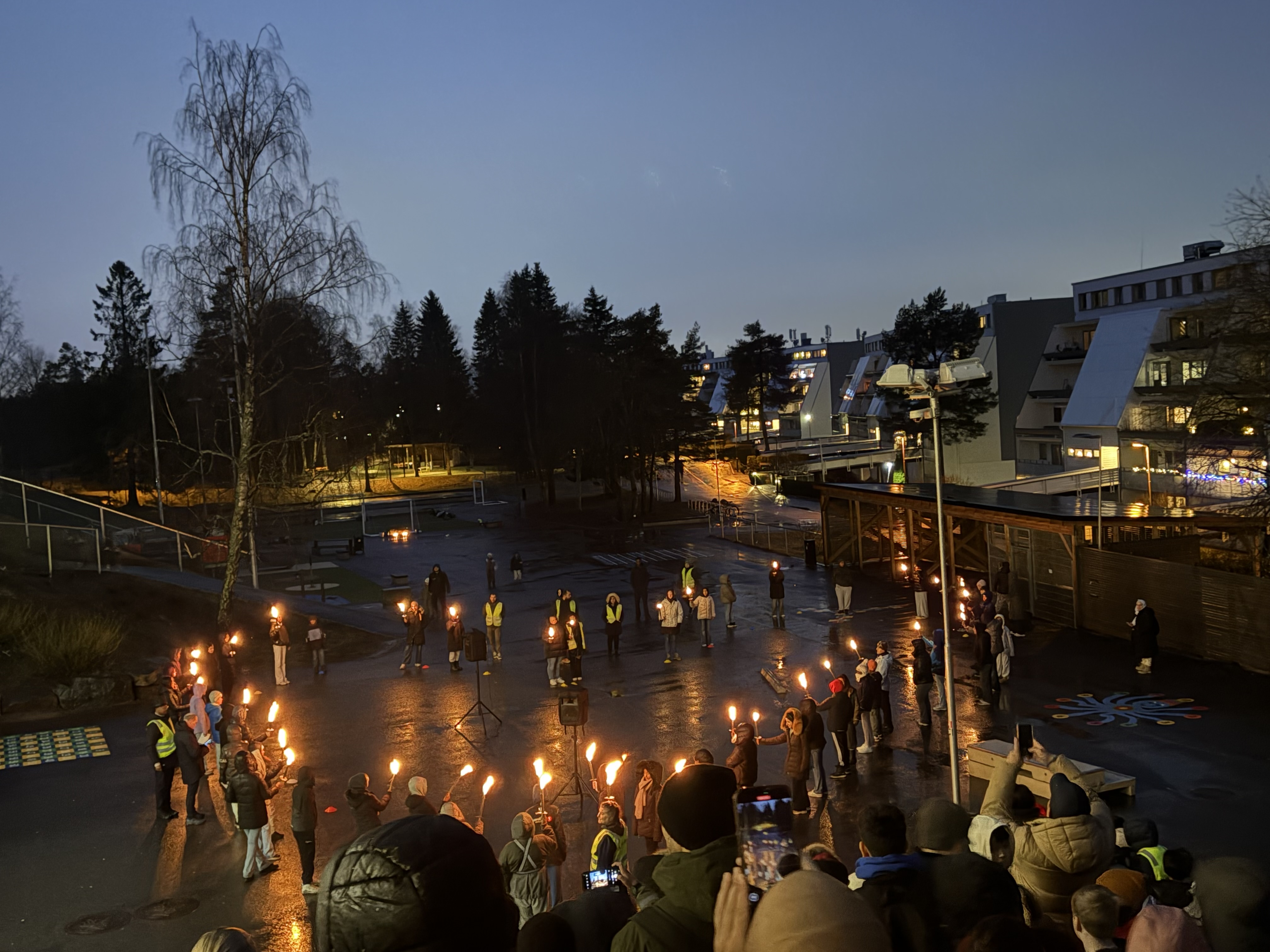 En gruppe mennesker rundt en fontene