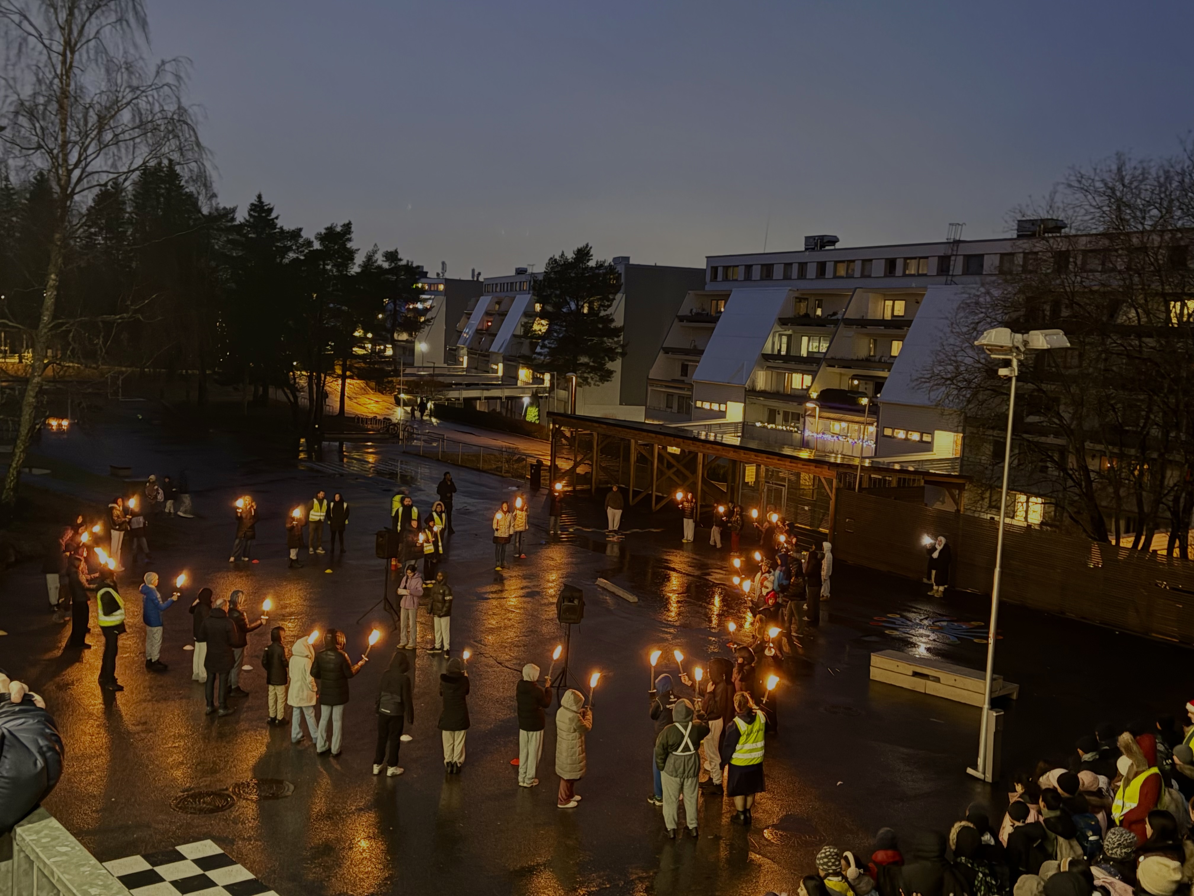 en gruppe mennesker som holder lys