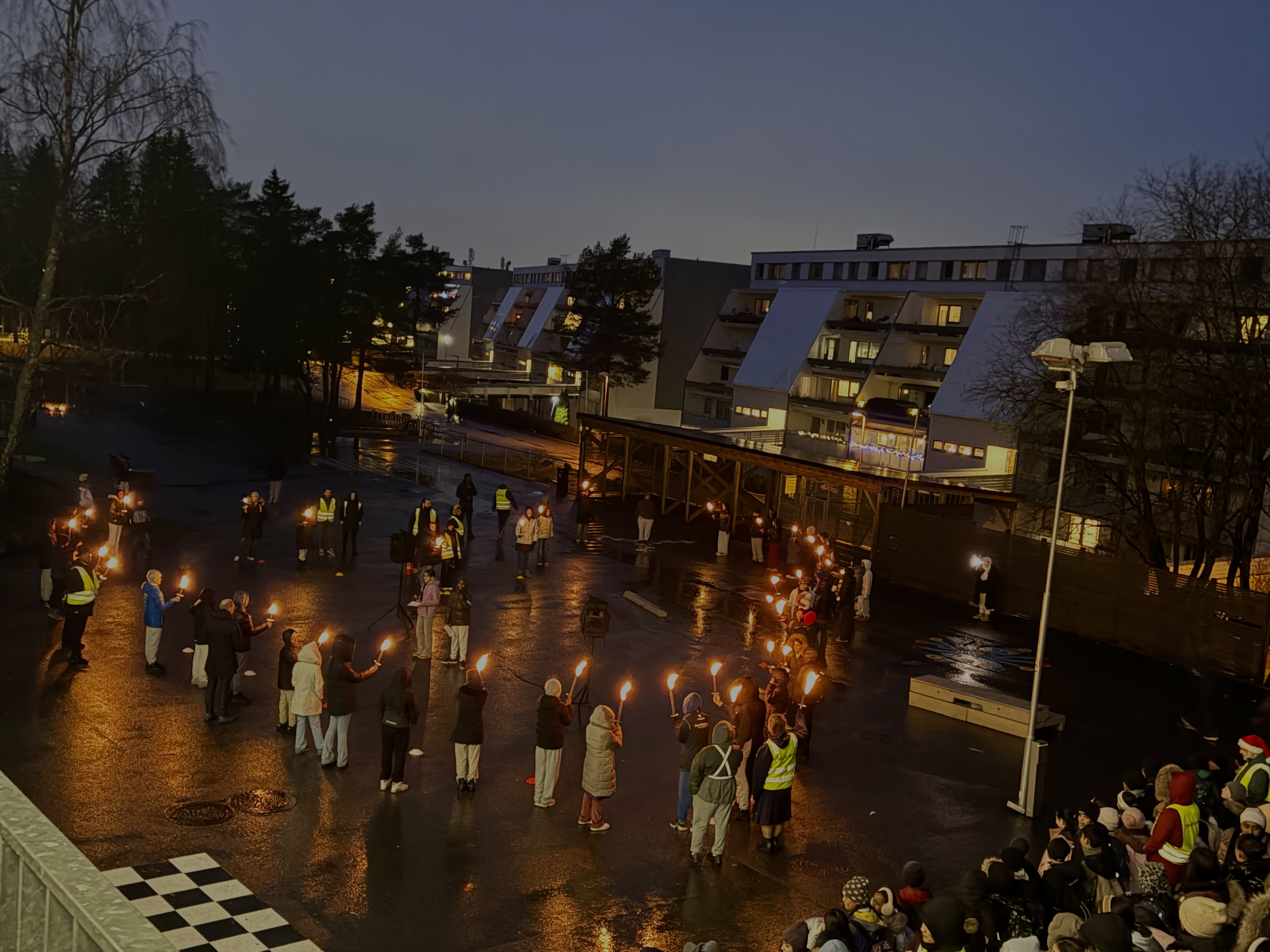 en gruppe mennesker som holder lys